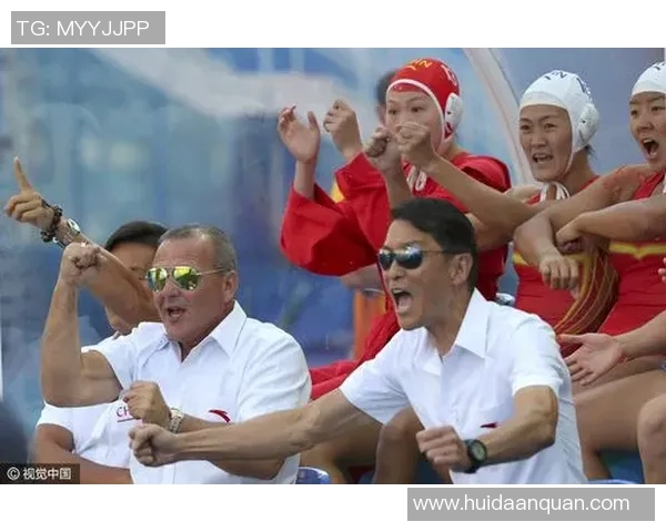 女子水球对决中国队挑战匈牙利队争夺世界冠军荣耀